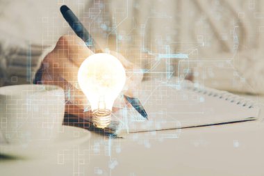 Kadın elinin üstüne ampul çizip arka planda not almak. Fikir kavramı. Çift pozlama