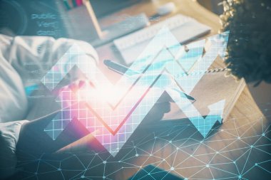 Kadınların elleri üzerinde mavi ok arka planda not alıyor. Başarı kavramı. Çift pozlama