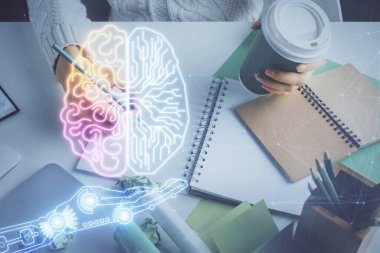 Arka planda beyin hologramıyla el yazısına çok maruz kalmış. Kendi kendine öğrenme kavramı.