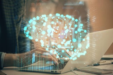 Adam klavyede beyin hologramıyla yazı yazıyor. Büyük Veri Kavramı.