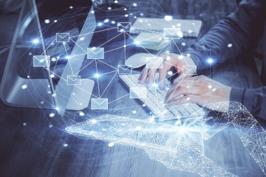 Arkaplanda bilgisayar üzerinde çalışan bir iş adamıyla zarf hologramı çizimi. Elektronik posta konsepti. Çift pozlama.