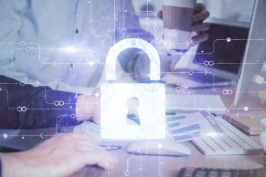 Arka planda bilgisayarda çalışan bir adamla birden fazla kilit simgesine maruz kalma. Ağ koruma kavramı.