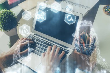 Teknoloji temalı hologramda arka planda çalışan bir adam var. Yüksek teknoloji konsepti. Çoklu pozlama.