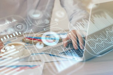 Teknoloji temalı hologramda arka planda çalışan bir adam var. Yüksek teknoloji konsepti. Çoklu pozlama.