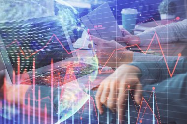 Kadın ve erkeğin birlikte çalıştığı çifte pozlama ve ön plan hologramı. İş konsepti. Bilgisayar arkaplanı.