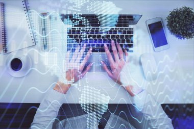 Bilgisayar ve ön x çizim hologramı üzerinde çalışan kadın elleri çift pozlama. Üst Manzara. Mali analiz kavramı.