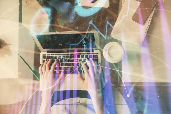 Bilgisayar ve ön x çizim hologramı üzerinde çalışan kadın elleri çift pozlama. Üst Manzara. Mali analiz kavramı.