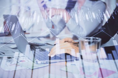 Bilgisayarda ve ön x grafik hologramında yazı yazan kadın ellerine çok maruz kalmış. Borsa analizi kavramı.