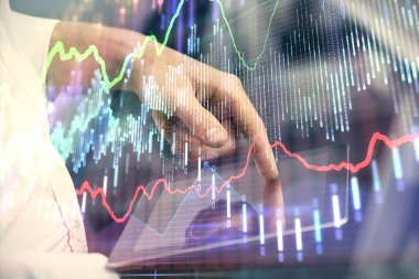 Erkeklerin el ele tutuşup dijital bir cihaz ve ön grafik çizimi kullanırken çift pozlama. Finansal piyasa kavramı.