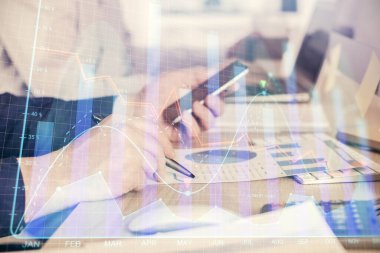 Erkeklerin el ele tutuşup dijital bir cihaz ve ön grafik çizimi kullanırken çift pozlama. Finansal piyasa kavramı.