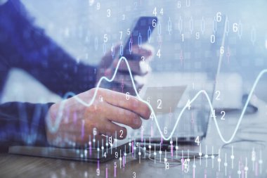 Bir adamın elini tutarken ve bir telefon ve finansal grafik çizimi kullanırken çift pozlama. Analiz kavramı.