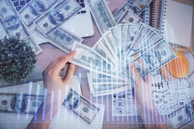 Finansal grafiğe çoklu pozlama hologram, Amerikan dolarları ve insan eli. Analiz kavramı.
