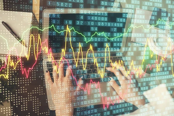 Doppelbelichtung von Frauenhänden beim Tippen auf Computer- und Forex-Diagramm-Hologrammzeichnung. Börseninvestitionskonzept. — Stockfoto