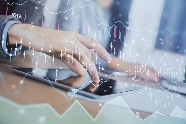 Dubbel exponering av forex diagram ritning och man och kvinna arbetar tillsammans hålla och använda en mobil enhet. Handelsbegrepp. — Stockfoto