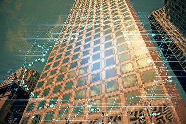 Veri temalı hologram gökdelenler arka planda çoklu pozlama ile şehir görünümüne çizim yapıyor. Büyük veri kavramı.
