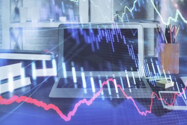 Arka planda eski pazar grafik hologramı ve kişisel bilgisayar var. Çifte maruziyet. Yatırım kavramı.