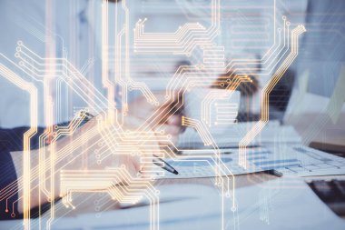 İnsan ellerinin arka planını ve endüstriler için soyut yenilikçi teknolojileri kapatın. Çoklu pozlama.