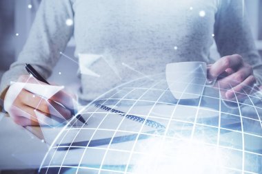 Dünya haritası hologramı ve veri tema simgeleriyle notlar alan ellerin çifte pozlanması. Küresel bilgisayar verisi kavramı.