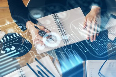 Teknik temalı hologram kadınların ellerinden üstündür. Yüksek teknoloji kavramı. Çift pozlama