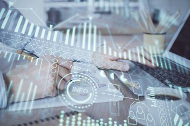 Teknoloji temalı hologramda arka planda çalışan bir adam var. Yüksek teknoloji konsepti. Çift pozlama.