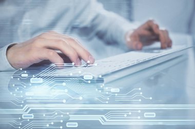 Bilgisayar geçmişi üzerinde çalışan bir adamla çok sayıda teknolojik çizime maruz kalmış. Yenilik kavramı.