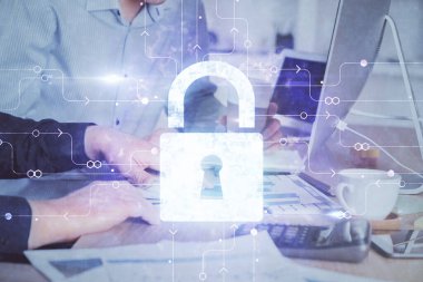 Arka planda bilgisayarda çalışan bir adamla birden fazla kilit simgesine maruz kalma. Ağ koruma kavramı.