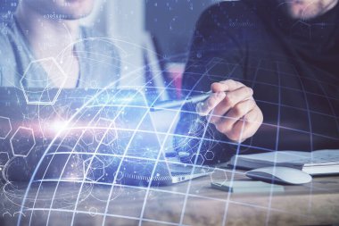 Arka planda bilgisayarla çalışan bir adamla dünya haritası hologramına çift pozlama. Dünya çapında ağ kavramı.