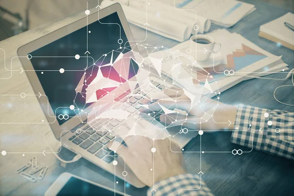 Homem digitando no fundo do teclado com holograma cerebral. Conceito de big Data. — Fotografia de Stock