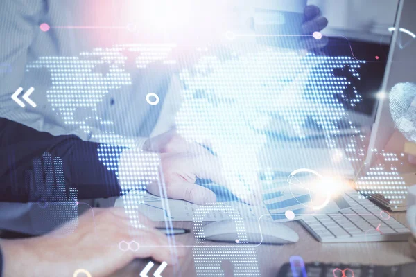 Dupla exposição do holograma do mapa do mundo com o homem trabalhando no computador em segundo plano. Conceito de world wideweb. — Fotografia de Stock