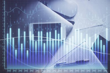 Forx grafik hologramının telefonlu masaüstü üzerinde çoklu pozlandırılması. Üst Manzara. Mobil ticaret platformu kavramı.