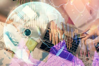 Kadın ve erkeğin birlikte çalışırken çifte pozlama ve hologram çizimi ön plana çıkarma. Finansal analiz konsepti. Bilgisayar arkaplanı. Üst Görünüm.