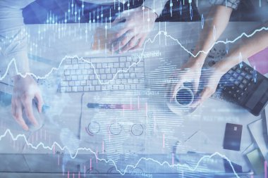 Birlikte çalışan kadın ve erkeğin çifte pozu ve finansal grafik hologramı çizimi. Pazar analizi konsepti. Bilgisayar arkaplanı. Üst Görünüm.