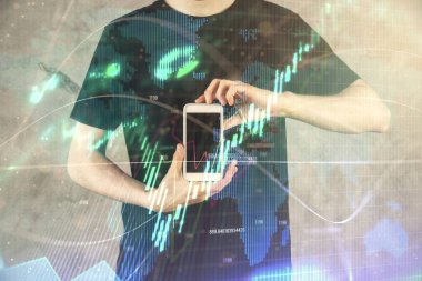 Erkeklerin el ele tutuşup dijital bir cihaz ve ön grafik çizimi kullanırken çift pozlama. Finansal piyasa kavramı.