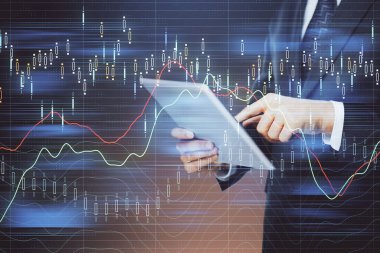 Erkeklerin el ele tutuşup dijital bir cihaz ve ön grafik çizimi kullanırken çift pozlama. Finansal piyasa kavramı.