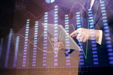 Erkeklerin el ele tutuşup dijital bir cihaz ve ön grafik çizimi kullanırken çift pozlama. Finansal piyasa kavramı.