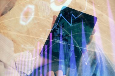 Erkeklerin el ele tutuşup dijital bir cihaz ve ön grafik çizimi kullanırken çift pozlama. Finansal piyasa kavramı.