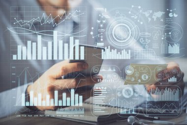 Bir adamın elini tutarken ve bir telefon ve finansal grafik çizimi kullanırken çift pozlama. Analiz kavramı.