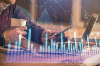 Bir adamın elini tutarken ve bir telefon ve finansal grafik çizimi kullanırken çift pozlama. Analiz kavramı.