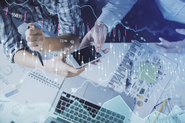 Önx grafik çizimine çifte maruz kalma ve kadın ve erkeğin birlikte çalışarak mobil bir cihaz kullanması. Ticaret konsepti.