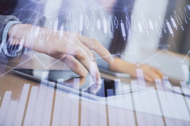 Önx grafik çizimine çifte maruz kalma ve kadın ve erkeğin birlikte çalışarak mobil bir cihaz kullanması. Ticaret konsepti.