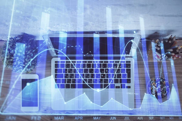 Multi exposure van financiële grafiek tekening over tafel achtergrond met computer. Begrip onderzoek en analyse. Bovenaanzicht. — Stockfoto