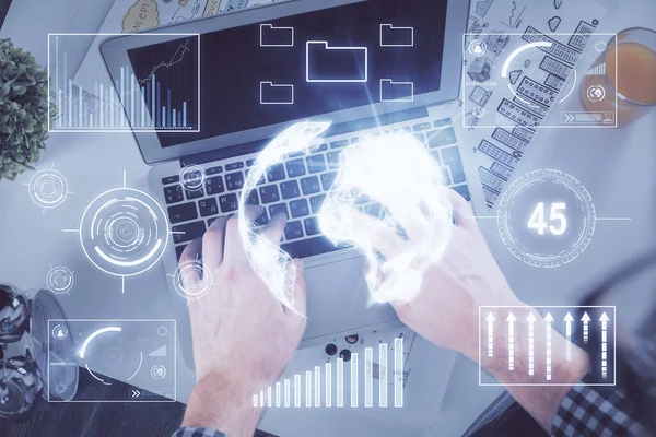 Doppelbelichtung der Hände beim Tippen über Laptop-Tastatur und Forex-Diagramm-Hologrammzeichnung. Ansicht von oben. Finanzmarktkonzept. — Stockfoto