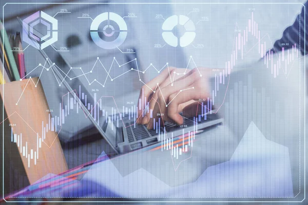 Двойное обнажение женских рук, играющих на компьютере и рисующих графики. Концепция инвестирования фондового рынка. — стоковое фото