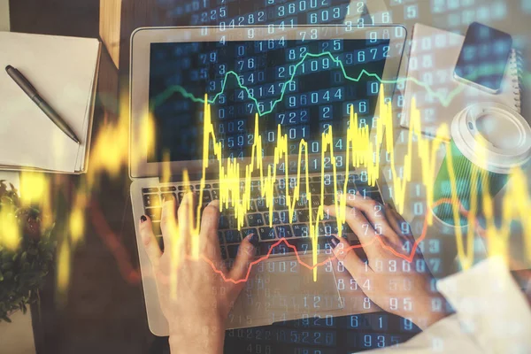 컴퓨터로 타이핑하는 여성의 손이 두 배로 노출되고, 심방도 (forex chart) 홀로그램 그림. 주식 투자 개념. — 스톡 사진