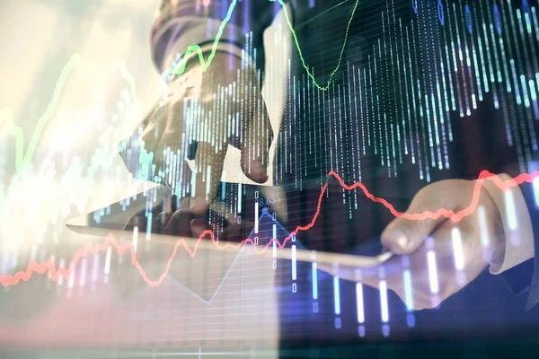 Kétszeres expozíció man kezét tartó és egy digitális eszköz és forex grafikon rajz. A pénzügyi piac fogalma. — Stock Fotó