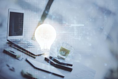 Bilgisayar ofisinde ampul simgesi hologramıyla birlikte. Çifte maruziyet. Fikir kavramı.