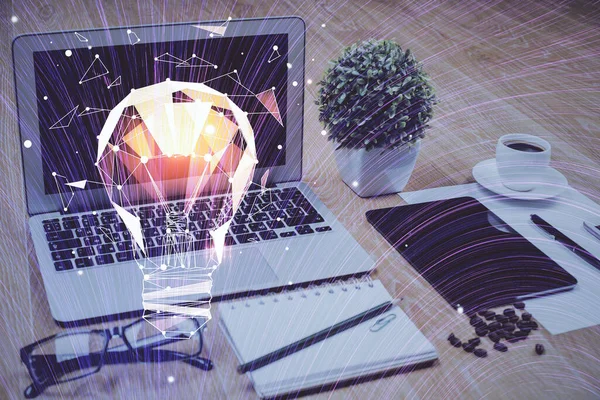 Computer auf dem Desktop im Büro mit Glühbirnen-Hologramm. Doppelbelichtung. Konzept der Idee. — Stockfoto