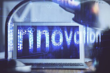 Arka planda kişisel bilgisayarı ve teknik tema çizimi olan iki kat masaüstü görüntüsü. Veri analizi kavramı.