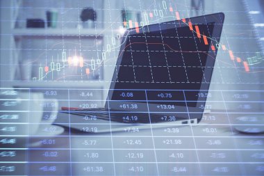 Masası ve kişisel bilgisayarı olan borsa grafiği. Çoklu maruz kalma. Mali analiz kavramı.