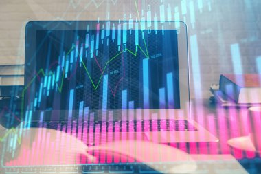 Arka planda eski pazar grafik hologramı ve kişisel bilgisayar var. Çoklu maruz kalma. Yatırım kavramı.